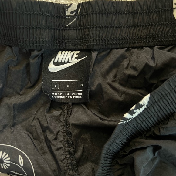 NIKE ying yang shorts pattern size large - Picture 4 of 5